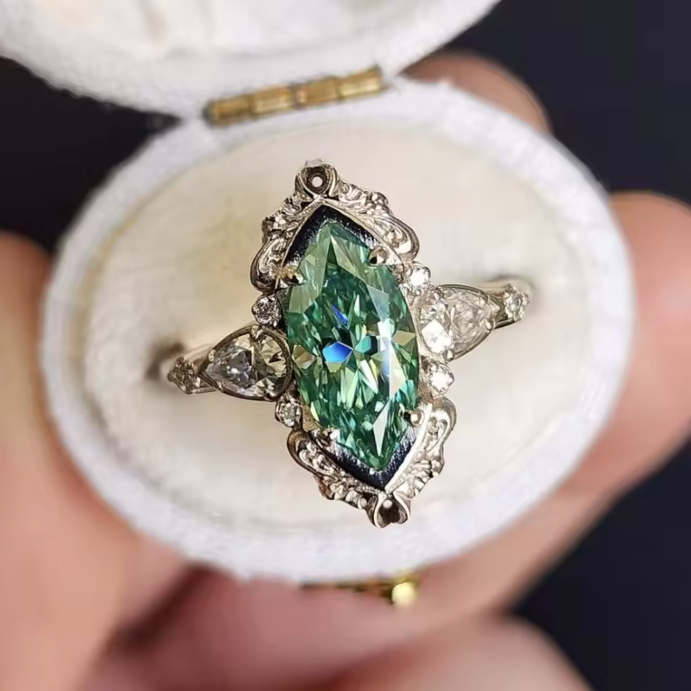 Zilveren vintage ring met groene marquise edelsteen