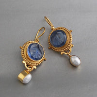 Gouden vintage oorbellen met blauw glas en parel