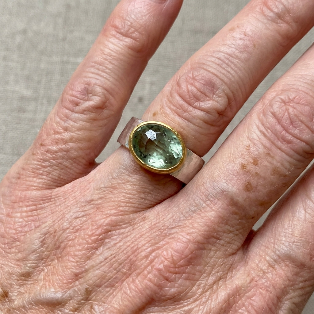Zilveren ring met groene edelsteen en gouden zetting
