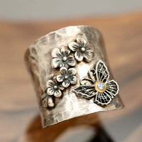 Zilveren brede ring met bloemen en vlinder