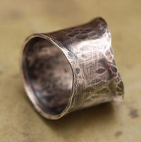 Zilveren brede ring met bloemen en vlinder