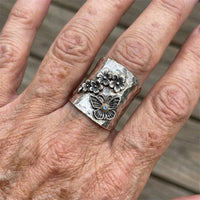 Zilveren brede ring met bloemen en vlinder