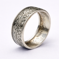Zilveren muntring met gegraveerd vintage motief
