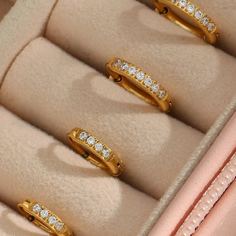 Gouden huggie oorbellen met zirkonia