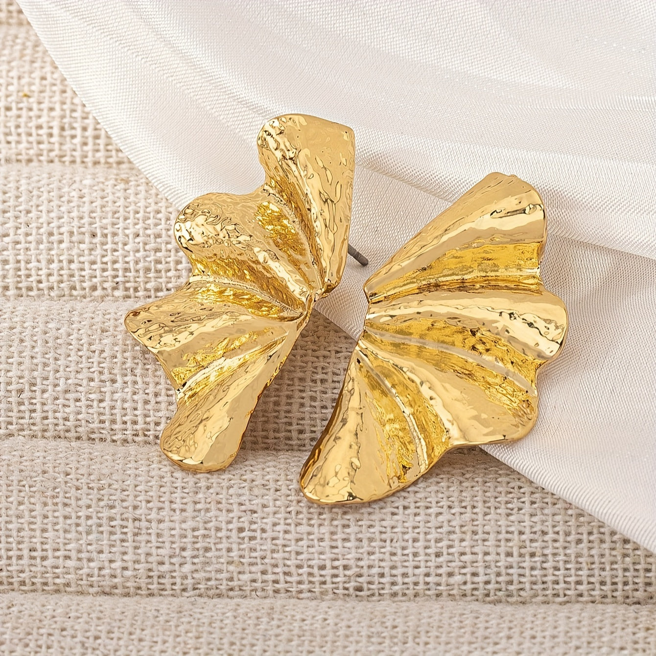 Gouden getextureerde waaiervormige statement oorbellen
