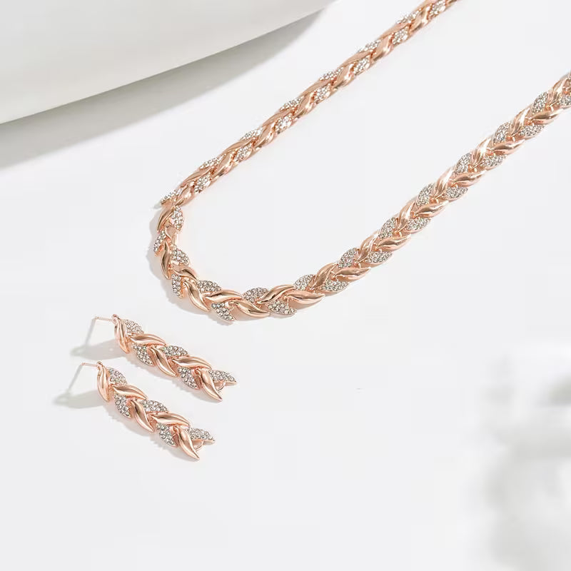 Roségouden sieradenset: bladschakelketting en oorbellen