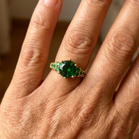 Gouden ring met ronde groene edelsteen