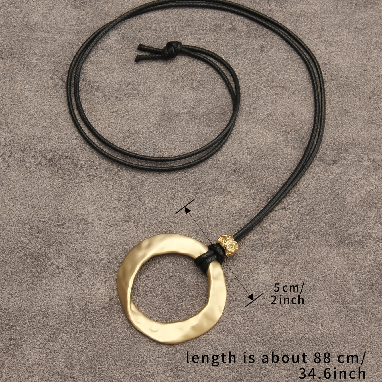 Minimalistische ketting met gehamerde zilveren ringhanger