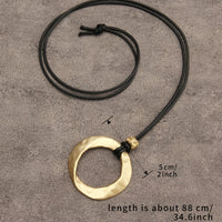 Minimalistische ketting met gehamerde zilveren ringhanger