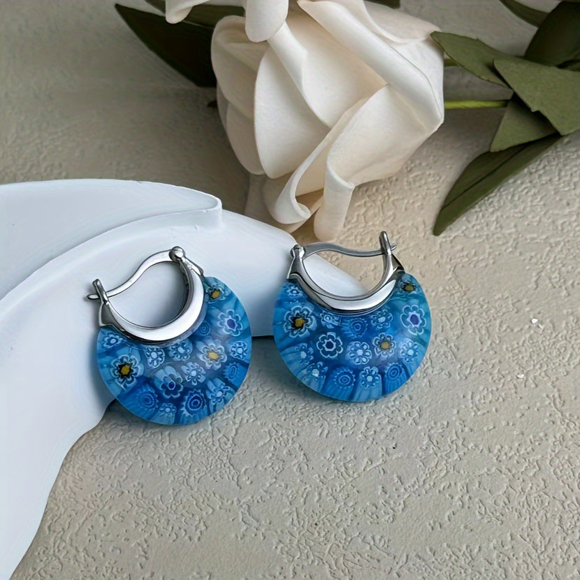 Zilveren hoepeloorbellen met kleurrijke millefiori glasbloemen