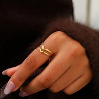 Gouden verstelbare ring met V-design