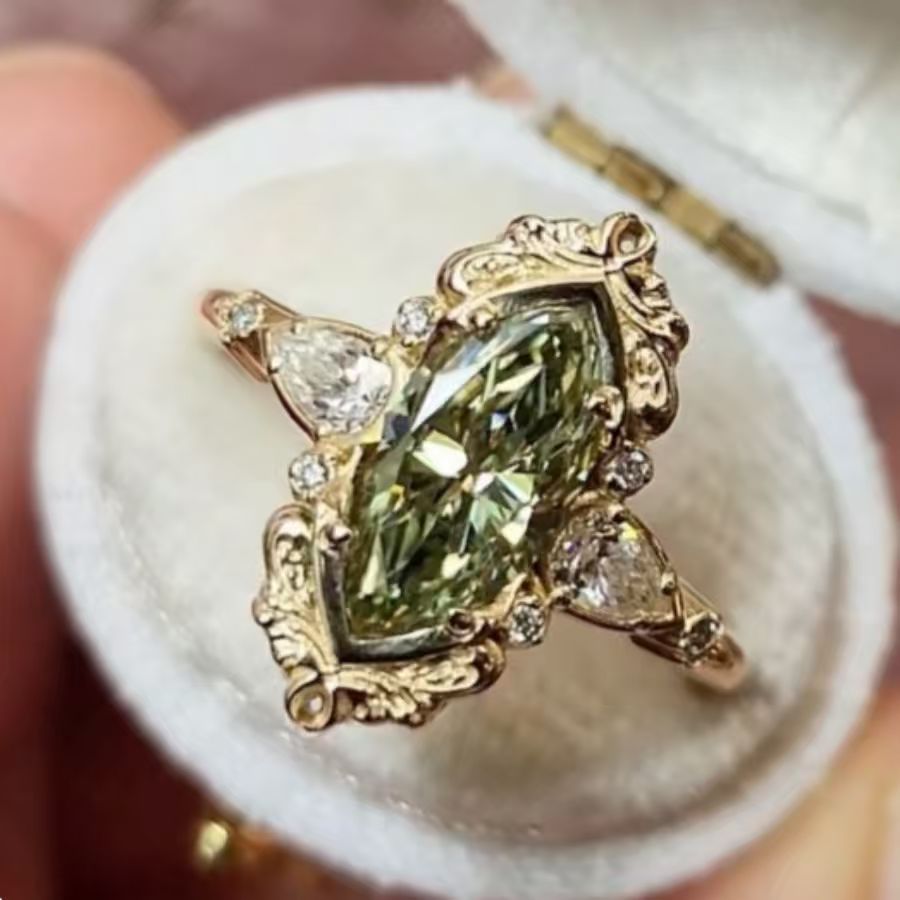 Gouden ring met groene marquise zirkonia en halo