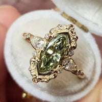 Gouden ring met groene marquise zirkonia en halo