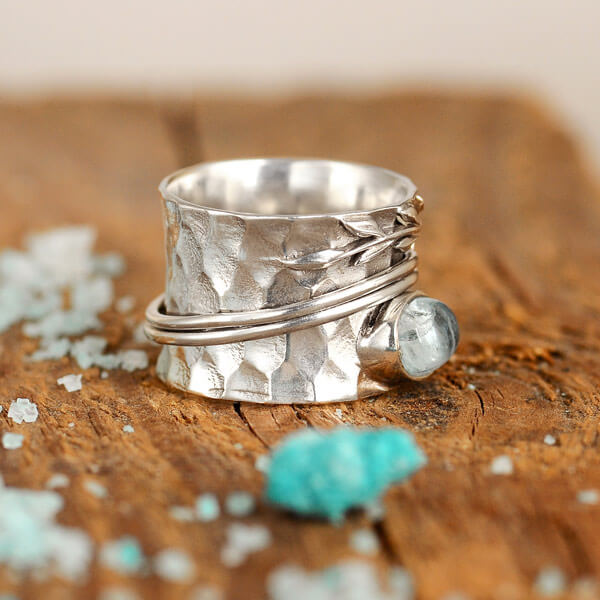 Zilveren spinner-ring met aquamarijn en bladmotief