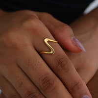 Gouden minimalistische ringenset met golfdesign