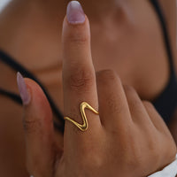 Gouden minimalistische ringenset met golfdesign