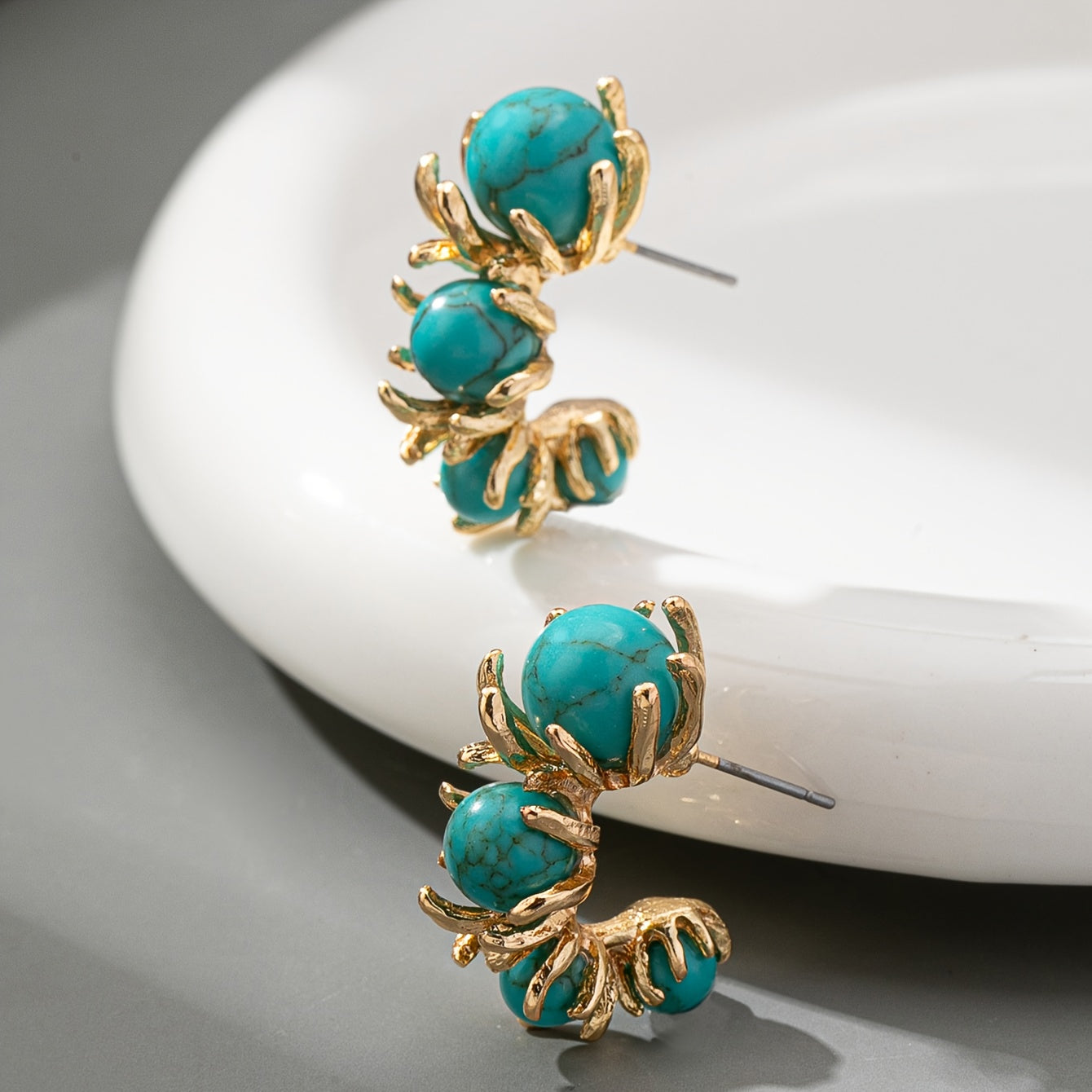 Gouden oorbellen met turquoise kralen