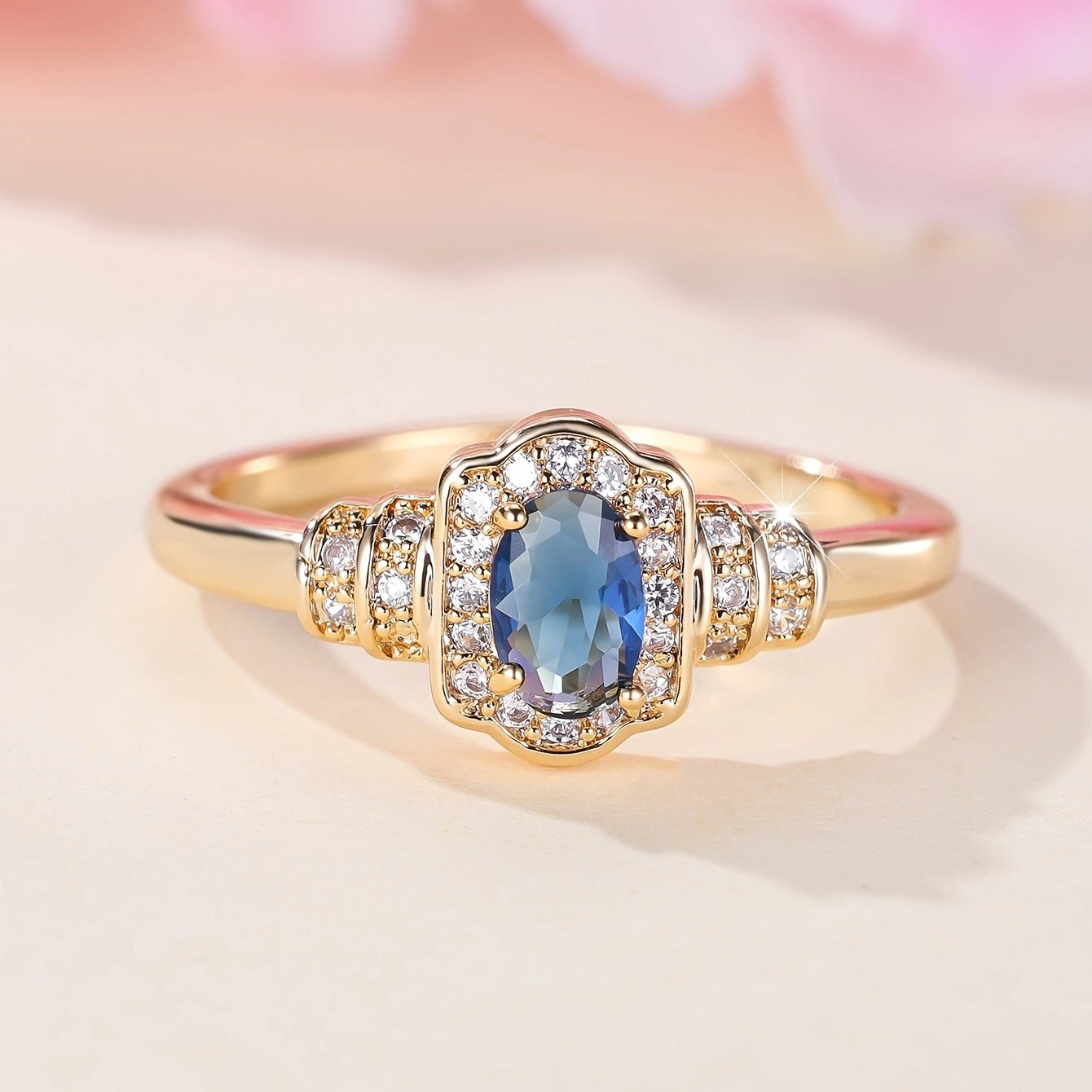 Gouden vintage ring met blauwe edelsteen en zirkonia