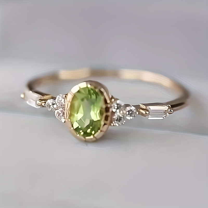 Gouden ring met ovale peridot en diamantaccenten