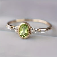 Gouden ring met ovale peridot en diamantaccenten