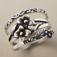 Zilveren ring met meerdere bloemen en bladeren