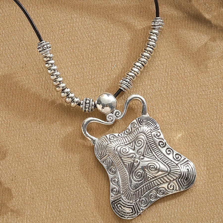 Bohemian ketting met zilveren etnische hanger en leren koord