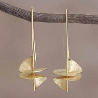 Gouden statement oorbellen met blad motief