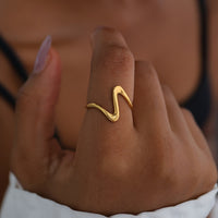 Gouden minimalistische ringenset met golfdesign