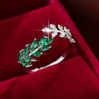 Zilveren bladring met groene edelstenen