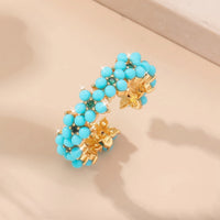 Gouden ring met turquoise kralen bloemmotief