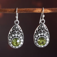Zilveren vintage oorbellen met groene edelsteen in druppelvorm