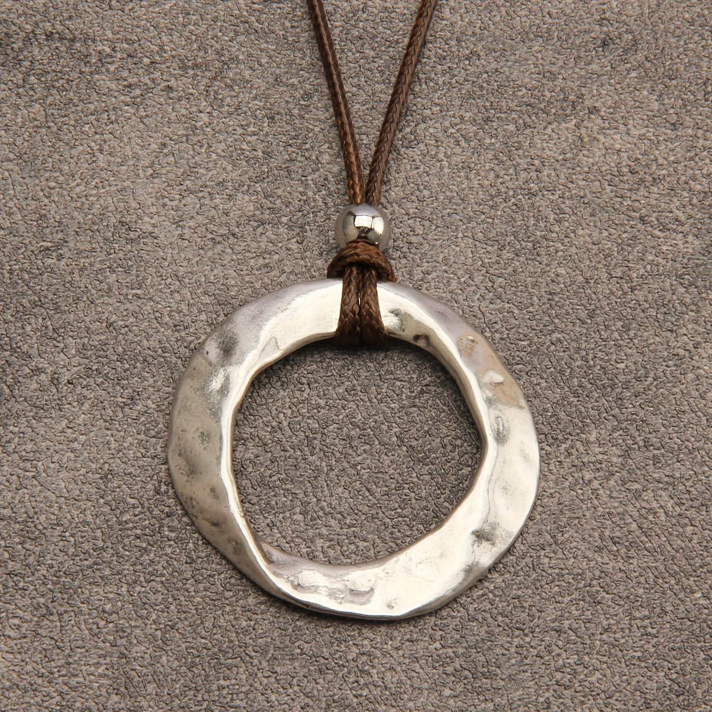 Minimalistische ketting met gehamerde zilveren ringhanger