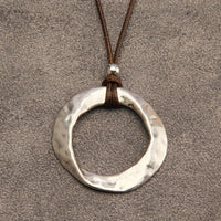 Minimalistische ketting met gehamerde zilveren ringhanger
