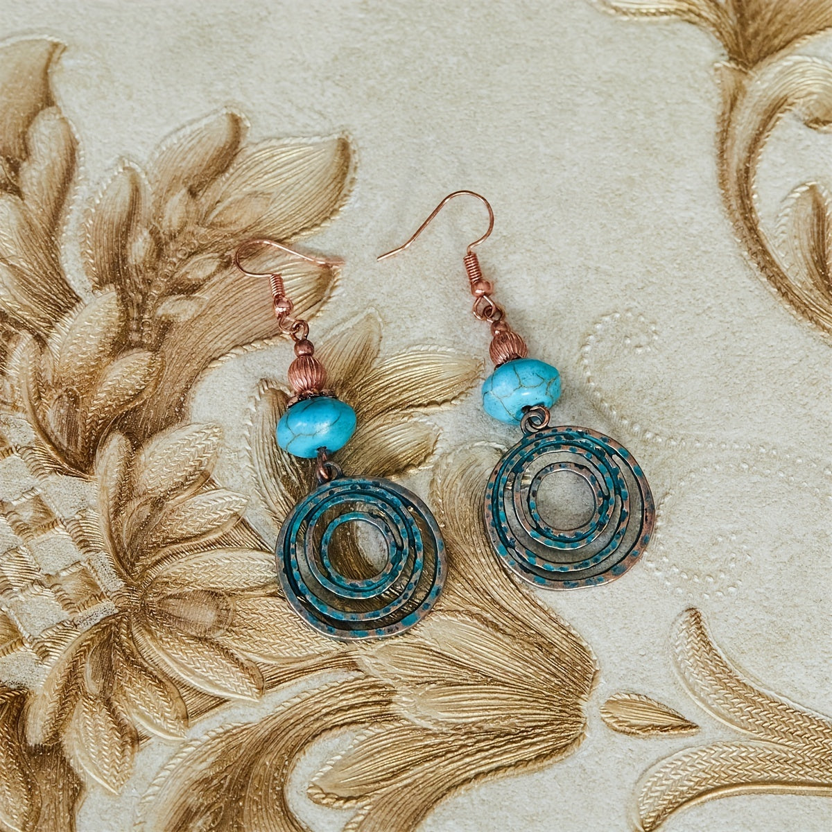 Bohemian koperkleurige oorbellen met turkoois en spiraal