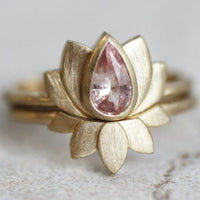 Gouden lotus ringenset met roze edelsteen