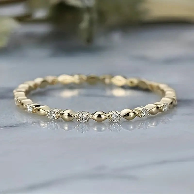 Gouden minimalistische ring met kleine zirkonia