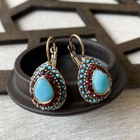Vintage oorbellen met turquoise druppel en rode strass