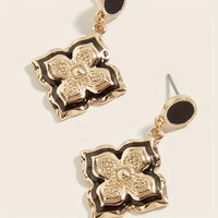 Gouden vintage oorbellen met zwart emaille klaverbloem