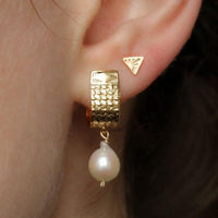Gouden oorbellen met barokparelhanger
