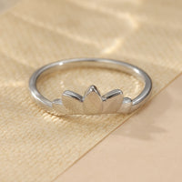Zilveren lotusring met druppelvormige blauwe steen