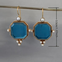 Gouden vintage oorbellen met blauwe glassteen en parels