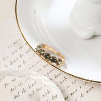 Gouden ring met vijf groene edelstenen