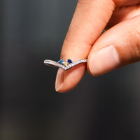 Zilveren chevron ring met blauwe geboortestenen en zirkonia