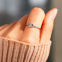 Zilveren chevron ring met blauwe geboortestenen en zirkonia