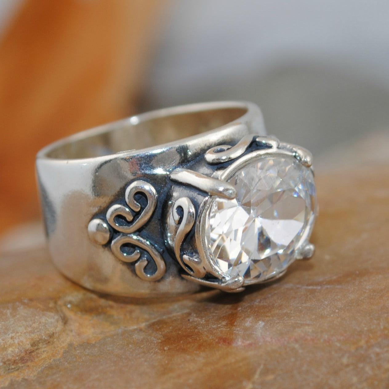 Zilveren ring met ovale zirkonia en sierlijk krulwerk