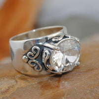 Zilveren ring met ovale zirkonia en sierlijk krulwerk