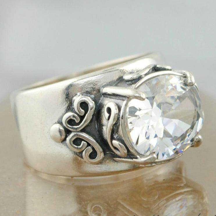 Zilveren ring met ovale zirkonia en sierlijk krulwerk