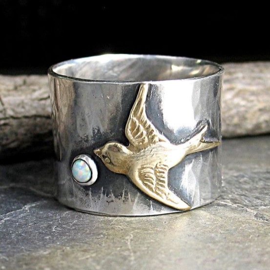 Gouden ring met meerkleurige edelstenen