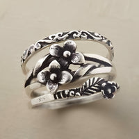 Zilveren ring met meerdere bloemen en bladeren