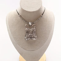 Bohemian ketting met zilveren etnische hanger en leren koord